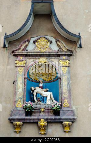 France, Bas Rhin, Molsheim, place du marché, étable des canons du XVIIe siècle, façade, pieta Banque D'Images