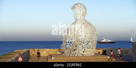 France, Alpes-Maritimes, Antibes, terrasse du bastion Saint-Jaume dans le port Vauban, la sculpture transparent le nomade, créé par le sculpteur espagnol Jaume Plensa, le buste formé par des lettres Banque D'Images