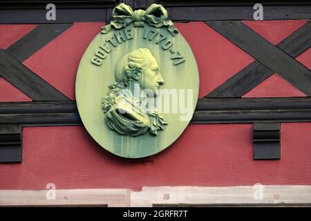 France, Bas Rhin, Strasbourg, vieille ville classée au patrimoine mondial de l'UNESCO, rue du Veux Marche aux Poissons, médaillon Goethe 1770-1771 Banque D'Images