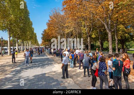 France, Paris, avenue des champs-Elysées, file d'attente pour entrer dans le Palais de l'Elysée pendant les Journées du Patrimoine Banque D'Images