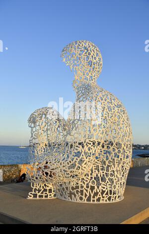 France, Alpes-Maritimes, Antibes, terrasse du bastion Saint-Jaume dans le port Vauban, la sculpture transparent le nomade, créé par le sculpteur espagnol Jaume Plensa, le buste formé par des lettres Banque D'Images