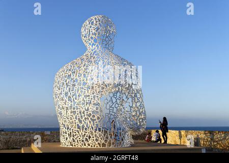 France, Alpes-Maritimes, Antibes, terrasse du bastion Saint-Jaume dans le port Vauban, la sculpture transparent le nomade, créé par le sculpteur espagnol Jaume Plensa, le buste formé par des lettres Banque D'Images