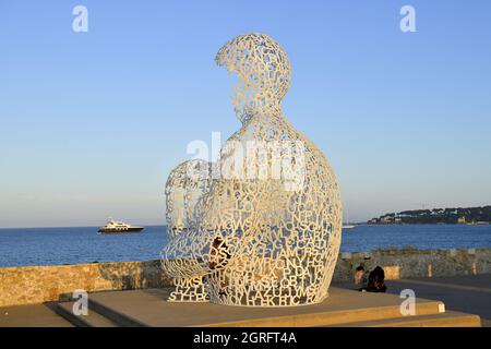 France, Alpes-Maritimes, Antibes, terrasse du bastion Saint-Jaume dans le port Vauban, la sculpture transparent le nomade, créé par le sculpteur espagnol Jaume Plensa, le buste formé par des lettres Banque D'Images