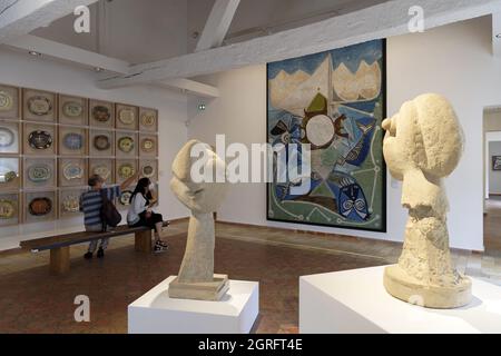 France, Alpes Maritimes, Antibes, vieille ville, Musée Picasso, Exposition permanente d'œuvres de Pablo Picasso, sculpture de la tête d'une dame au chignon et de la tête d'une dame aux yeux grands Banque D'Images