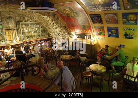 France, Alpes Maritimes, Antibes, vieille ville, cours Massena, Bar à absinthe Banque D'Images