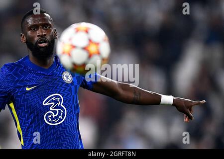 Turin, Italie. 29 septembre 2021. Antonio Rudiger, du FC Chelsea, est à l'œil du ballon lors du match de football de la Ligue des champions de l'UEFA entre le FC Juventus et le FC Chelsea. Credit: Nicolò Campo/Alay Live News Banque D'Images