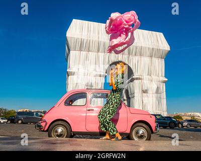 France, Paris, place de l'Etoile, rose Fiat 500 devant l'Arc de Triomphe enveloppée par Jeanne-Claude et Christo Banque D'Images