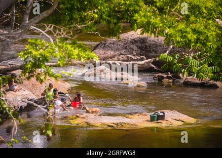 France, Guyane française, Camopi, parc amazonien de Guyane, zone cardiaque, scène de vie et de blanchisserie pour une famille amérindienne, dans la rivière Oyapock (frontière naturelle avec le Brésil) Banque D'Images