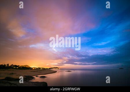 France, Guyane française, Rémire-Montjoly, plage de Rémire-Montjoly, décollage de la fusée Ariane V au coucher du soleil Banque D'Images