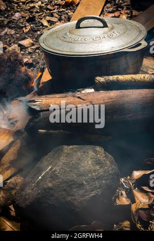 France, Guyane française, Parc Amazonien de Guyane, Camopi, ustensiles de cuisine en bivouac pour une famille amérindienne Teko Banque D'Images