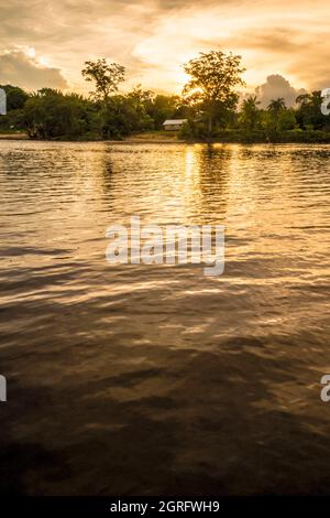 France, Guyane française, Parc Amazonien de Guyane, zone cardiaque, Camopi, sur la rive de l'Oyapock au coucher du soleil Banque D'Images