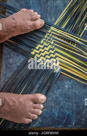 France, Guyane française, Parc Amazonien de Guyane, Camopi, Wayãpi Amerindian tissage de fibres d'arouman pour faire un serpent, basketwork pour presser la poudre de manioc pour extraire le jus utilisé pour faire cachiri , bière fermentée traditionnelle Banque D'Images