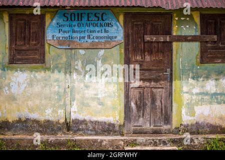 France, Guyane française, Parc Amazonien de Guyane, Saint-Georges sur les rives de l'Oyapock, frontière naturelle avec le Brésil, ici la façade du bureau d'intégration par la formation Banque D'Images