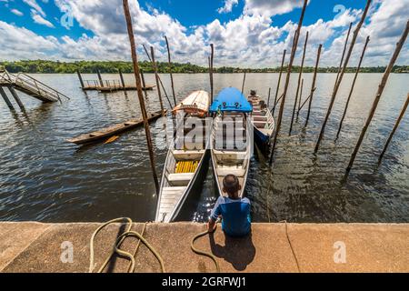 France, Guyane française, Parc Amazonien de Guyane, Saint-Georges sur les rives de l'Oyapock, frontière naturelle avec le Brésil, ici la base de taxis pirogue pour traverser cette frontière Banque D'Images