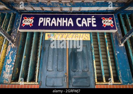 France, Guyane française, Parc Amazonien de Guyane, Saint-Georges sur les rives de l'Oyapock, frontière naturelle avec le Brésil, ici la façade du Piranha café Banque D'Images