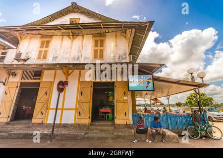 France, Guyane française, Parc Amazonien de Guyane, Saint-Georges sur les rives de l'Oyapock, frontière naturelle avec le Brésil, ici l'hôtel et le restaurant chez Modestine Banque D'Images