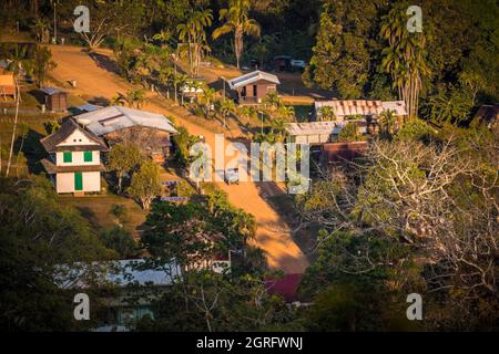 France, Guyane française, Saül, Parc Amazonien de Guyane, vue panoramique sur le village de Saül depuis l'observatoire situé au sommet du sentier de Belvédère Banque D'Images