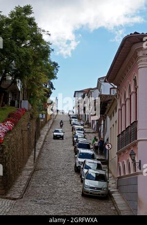 OURO PRETO, MINAS GERAIS, BRÉSIL - 10 JANVIER 2018 : rue typique du centre historique Banque D'Images