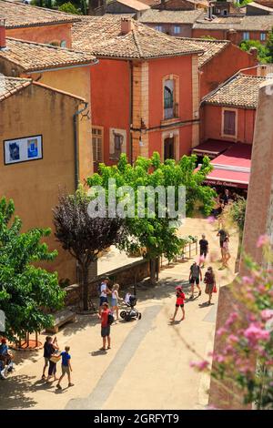 France, Vaucluse, Parc naturel régional du Luberon, Roussillon, touristes au centre du village Banque D'Images