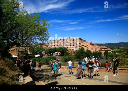 France, Vaucluse, Parc naturel régional du Luberon, Roussillon, le village envahi par les touristes en août Banque D'Images