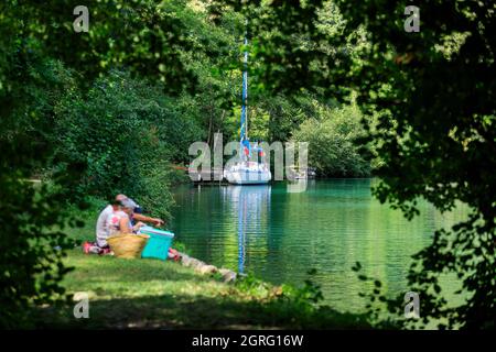 France, Savoie, entre Conjux et Chindrieux, bateau sur le canal de Savières, pique-nique Banque D'Images