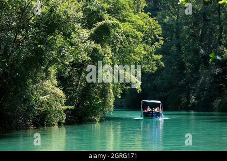France, Savoie, entre Conjux et Chindrieux, canal de Savières, location de bateau Banque D'Images