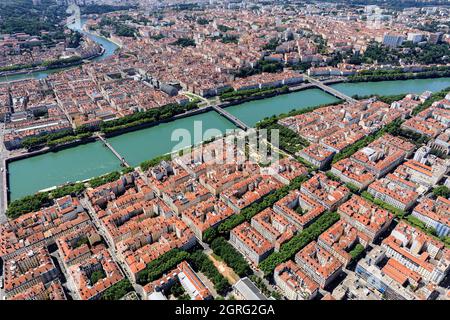 France, Rhône, Lyon, entre 1er et 3ème arrondissement, Rhône, Hotel de ville et Saône en arrière-plan (vue aérienne) Banque D'Images