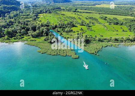 France, Savoie, Conjux, canal de Savières arrivant sur le lac de Bourget (vue aérienne) Banque D'Images