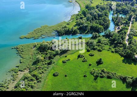 France, Savoie, Conjux, canal de Savières arrivant sur le lac de Bourget (vue aérienne) Banque D'Images