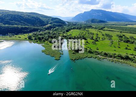 France, Savoie, Conjux, canal de Savières arrivant sur le lac de Bourget (vue aérienne) Banque D'Images