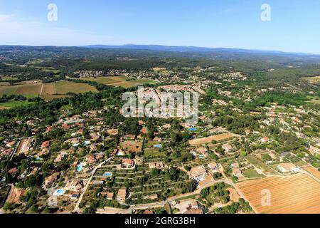 France, Var, Provence verte, Carces, vue sur le village (vue aérienne) Banque D'Images