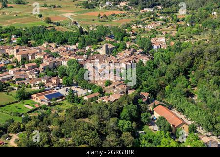 France, Var, Provence verte, Correns, vue sur le village (vue aérienne) Banque D'Images