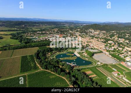 France, Var, Dracenie, Vidauban, l'Argens, village en arrière-plan (vue aérienne) Banque D'Images