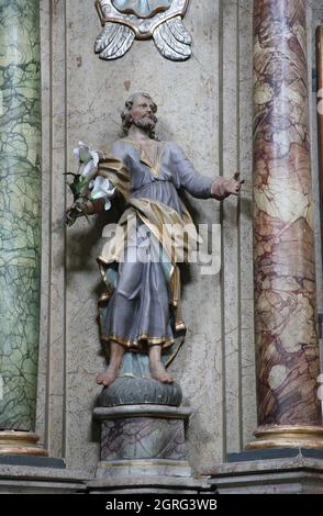 Saint Joseph, statue sur l'autel de l'Immaculée conception dans l'église franciscaine de Saint-Pierre à Cernik, Croatie Banque D'Images