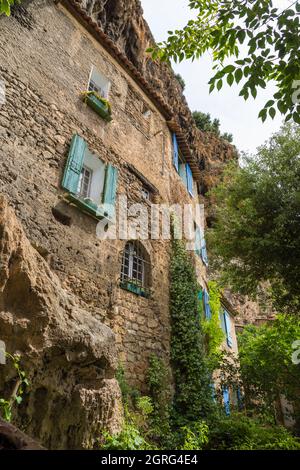 La France, Var, Provence Verte, Cotignac, habitat troglodytique dans le tuf de la falaise de 80 mètres de haut et 400 mètres de large Banque D'Images