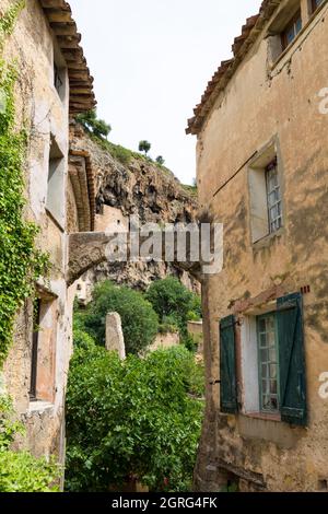 La France, Var, Provence Verte, Cotignac, habitat troglodytique dans le tuf de la falaise de 80 mètres de haut et 400 mètres de large Banque D'Images