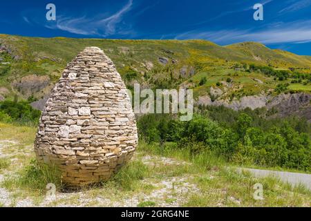 France, Alpes-de-haute-Provence, Réserve géologique naturelle de haute Provence, Vallée de la Vançon, Authon, Sentinelle, cairn de pierre sèche, Œuvres de l'artiste d'art terrestre Andy Goldsworthy Banque D'Images