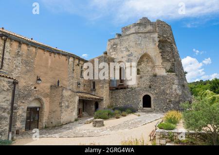 France, Alpes de haute Provence, Simiane la Rotonde, château et sa Rotonde du XIIe siècle, cour Banque D'Images