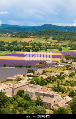 France, Alpes de haute Provence, Simiane la Rotonde, vue sur le village et la plaine depuis le château Banque D'Images