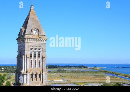 France, Vendée, île de Noirmoutier, Noirmoutier en ile, église Saint-Philbert et marais salants en arrière-plan Banque D'Images