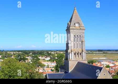 France, Vendée, île de Noirmoutier, Noirmoutier en ile, église Saint-Philbert et marais salants en arrière-plan Banque D'Images