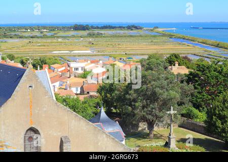 France, Vendée, île de Noirmoutier, Noirmoutier en ile, église Saint-Philbert et marais salants en arrière-plan Banque D'Images