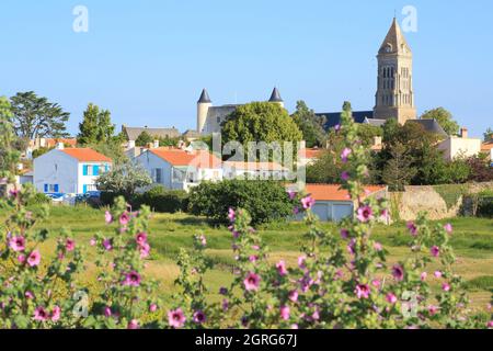 France, Vendée, île de Noirmoutier, Noirmoutier en ile, vue depuis le quai Jacobsen sur l'église Saint Philbert et le château Banque D'Images