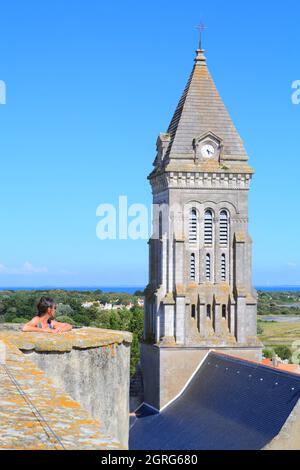 France, Vendée, île de Noirmoutier, Noirmoutier en ile, vue du château sur l'église Saint Philbert Banque D'Images