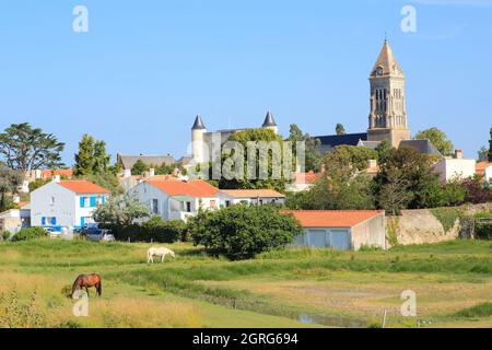 France, Vendée, île de Noirmoutier, Noirmoutier en ile, vue depuis le quai Jacobsen sur l'église Saint Philbert et le château Banque D'Images