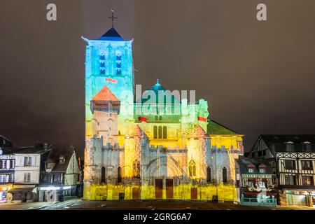 France, Eure, Vallée de Risle, Pont-Audemer, marqué le plus beau détours de France, surnommé la petite Venise de Normandie, projection cartographique sur l'église Saint-Ouen (XVIe siècle), projection vidéo réalisée par Sylvain Legros avec la voix de Bruno Putzulu, racontant l'histoire de la ville en 10 fresques animées Banque D'Images