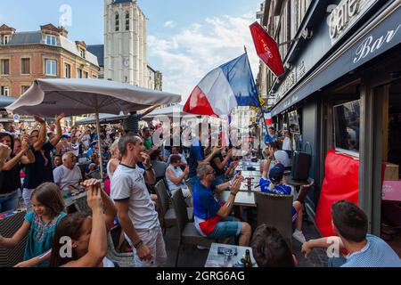 France, Eure, Vallée de Risle, Pont-Audemer, a marqué le plus beau détours de France, surnommé la petite Venise de Normandie, spectateurs soutenant l'équipe française de football, depuis la terrasse d'un bar, lors de la coupe du monde 2018 Banque D'Images