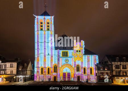 France, Eure, Vallée de Risle, Pont-Audemer, marqué le plus beau détours de France, surnommé la petite Venise de Normandie, projection cartographique sur l'église Saint-Ouen (XVIe siècle), projection vidéo réalisée par Sylvain Legros avec la voix de Bruno Putzulu, racontant l'histoire de la ville en 10 fresques animées Banque D'Images