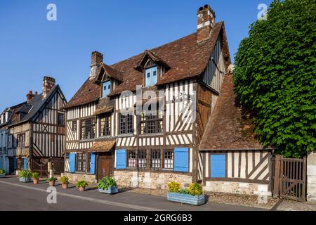 France, Eure, Vallée de Risle, Pont-Audemer, marqué le plus beau détours de France, surnommé la petite Venise Normande, ancien restaurant Auberge du Vieux puits (1934-2001), étoilé en 1964, façades à colombages du centre-ville historique Banque D'Images