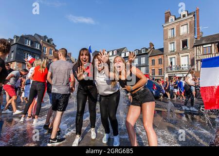 France, Eure, Vallée de Risle, Pont-Audemer, a marqué le plus beau détours de France, surnommé la petite Venise de Normandie, les supporters de l'équipe française de football célèbrent la victoire à la coupe du monde 2018 Banque D'Images